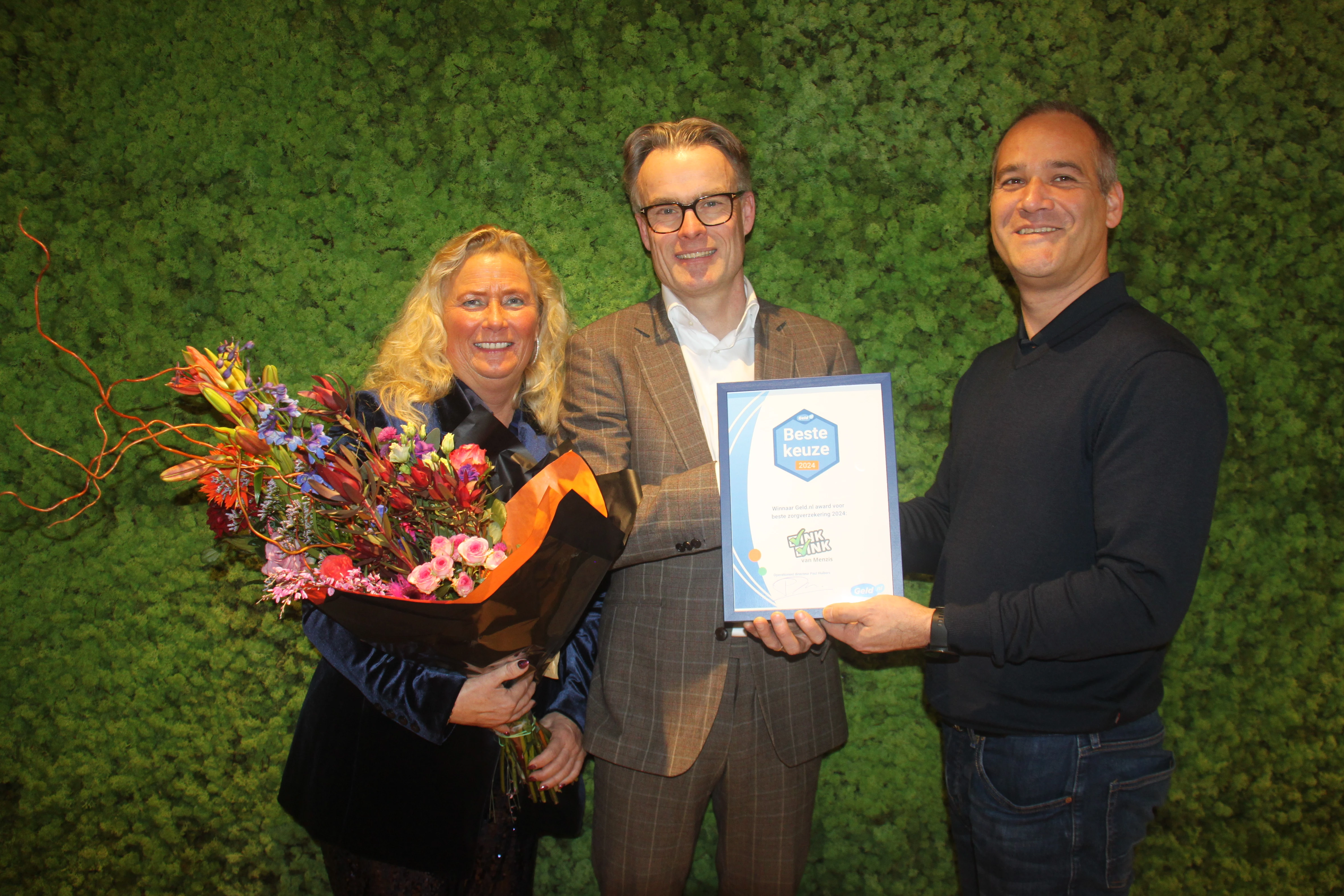 Uitreiking geldnl zorgverzekering award 2025 met Linda van der Putten, Stanley Alards en Paul huibers